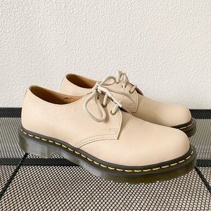 NEW Doc Martens Virginia Leather Oxford Shoe, in Parchment Beige, size 8